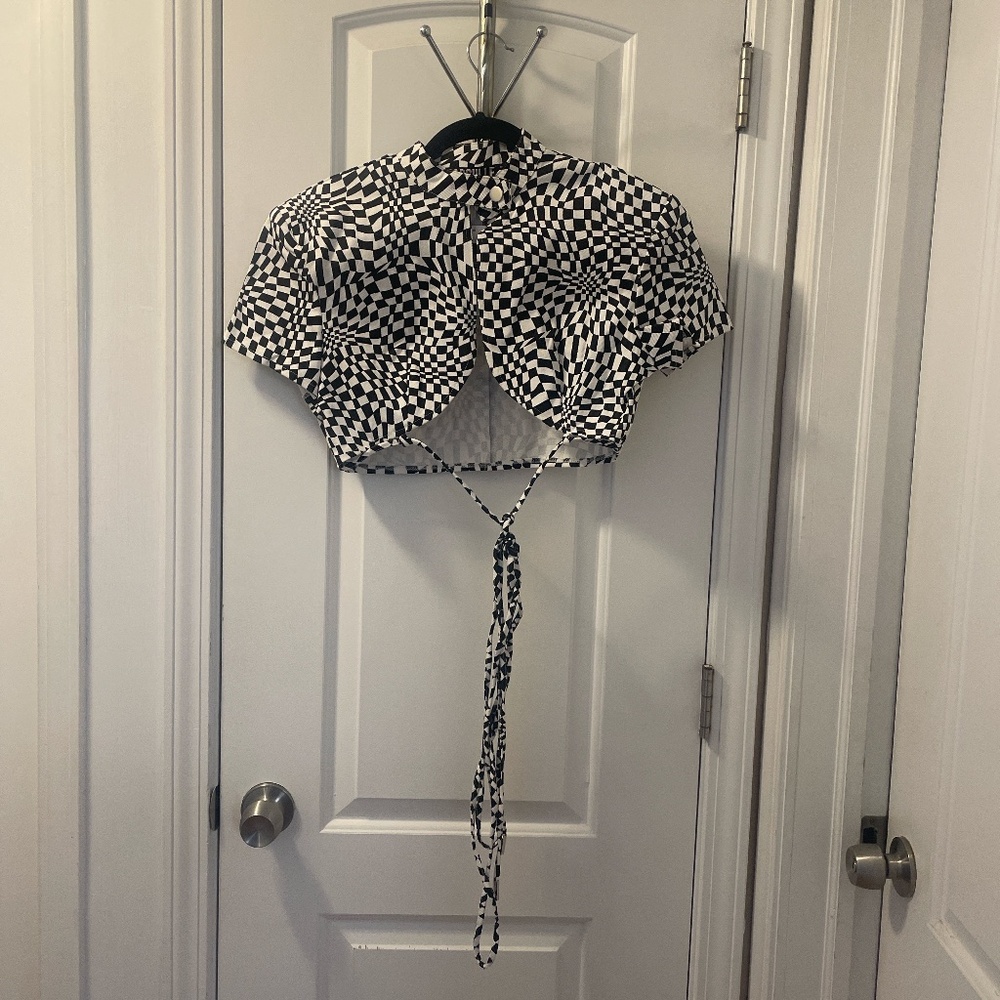 Black and white cropped top